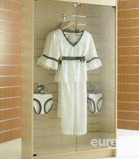 Slatted Floor Mounted Showcase